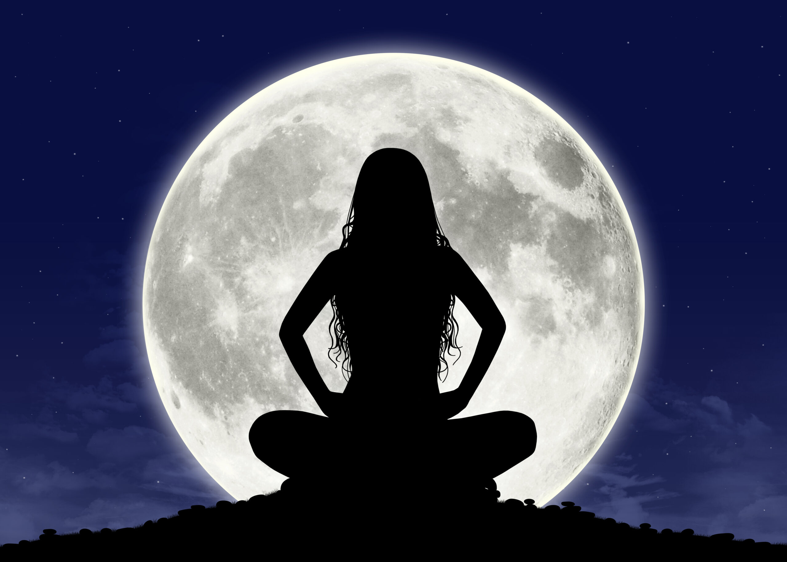 Картинки луны человек. Черная Луна Лилит. Девушка-Луна. Девушка на фоне Луны. Полнолуние.