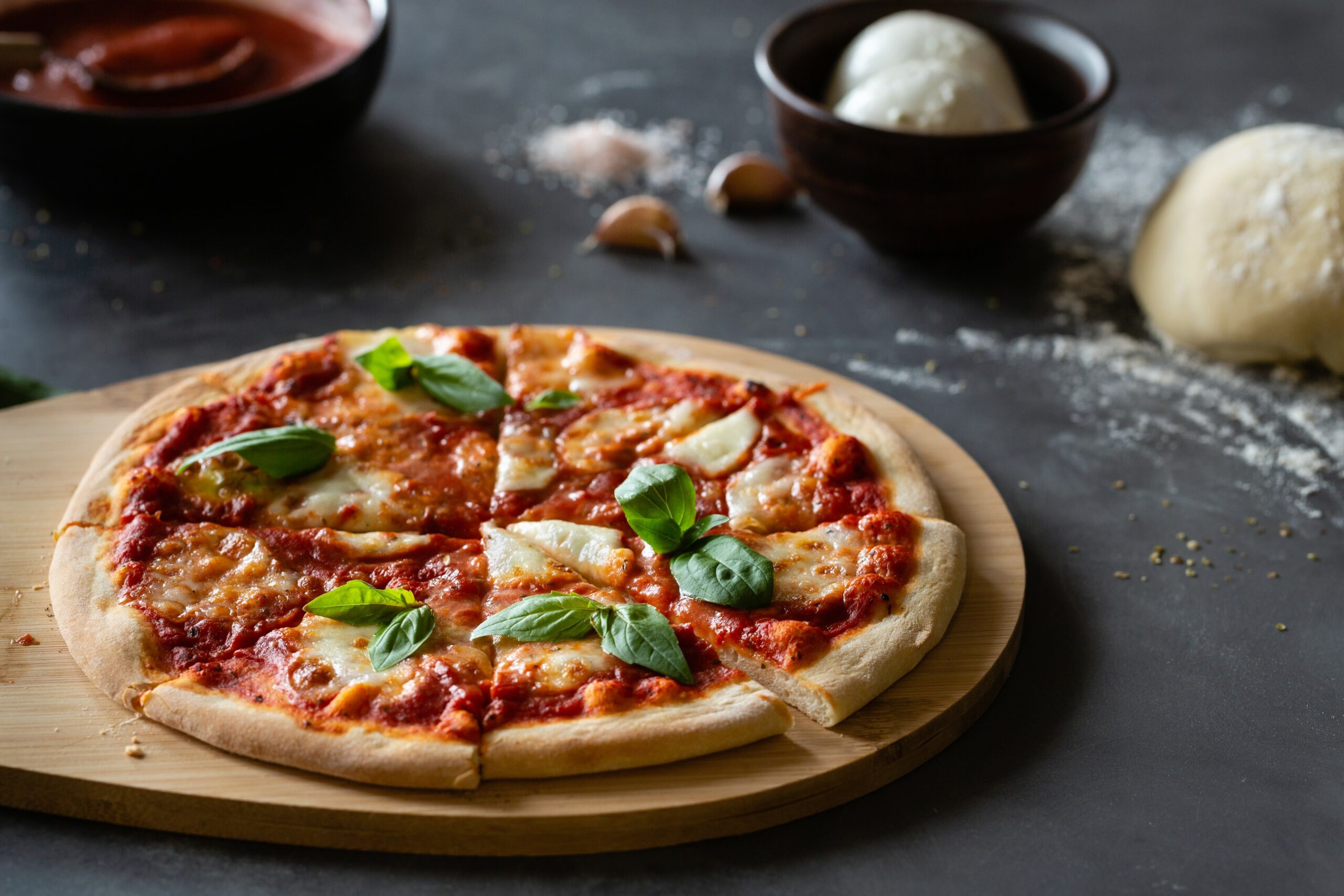 Домашняя пицца на тонком тесте рецепт. Неаполитанская пицца с ветчиной. Pizza Margherita Sauce.