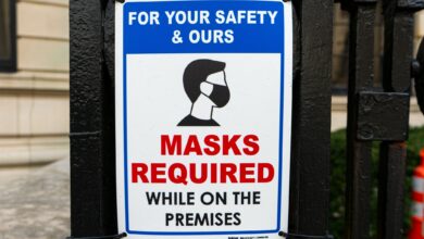 Photo of New York and California Reinstate Indoor Mask Mandates in Response to Omicron